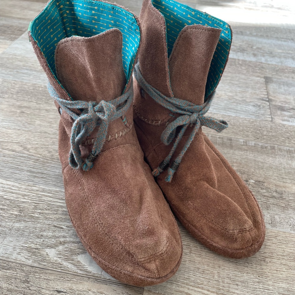 Sanuk Brown Suede Ankle Boots with Teal Lining
